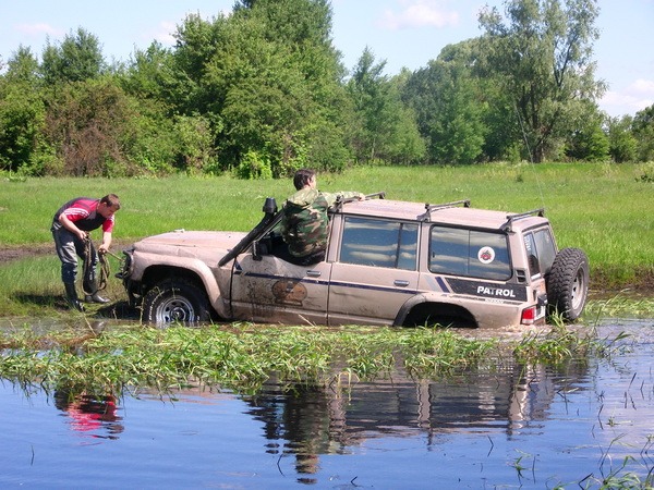 Автомобиль застрял в озере