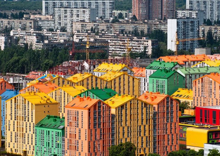 Будівництво житлового мікрорайону Комфорт Таун у Києві (фото з висоти)