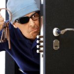 Вор вскрыл замок