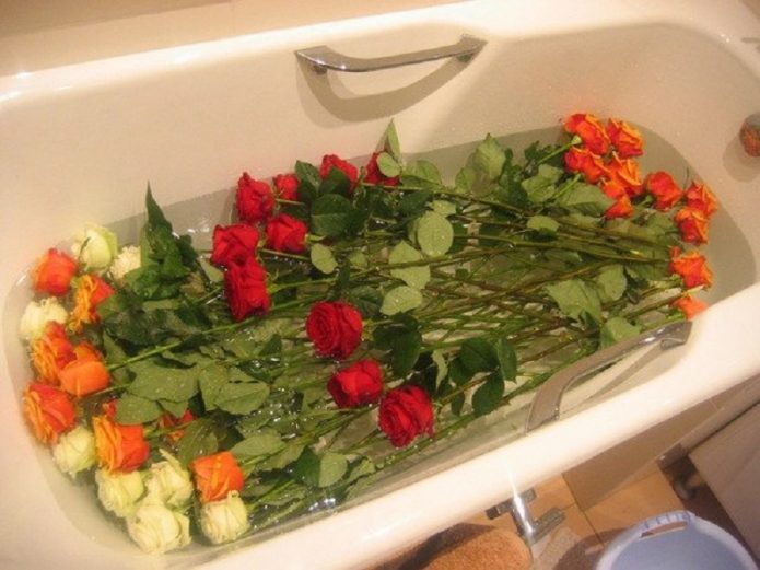 Букет роз в ванне