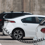 Різні моделі електромобілів на заправній станції