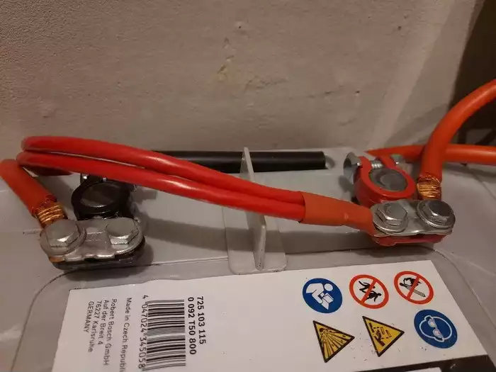 Клеммы на автомобильном аккумуляторе для ИБП