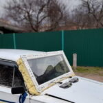 Звичайне металопластикове вікно замість лобового скла на автомобілі