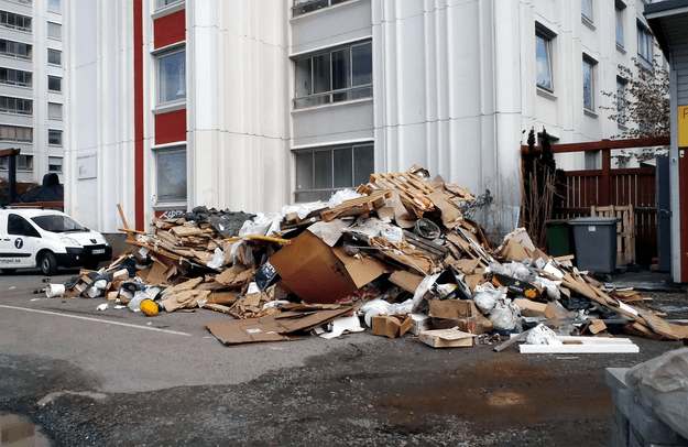 Куча строительного мусора перед административным зданием