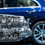 Дизельный двигатель на фоне легкового автомобиля