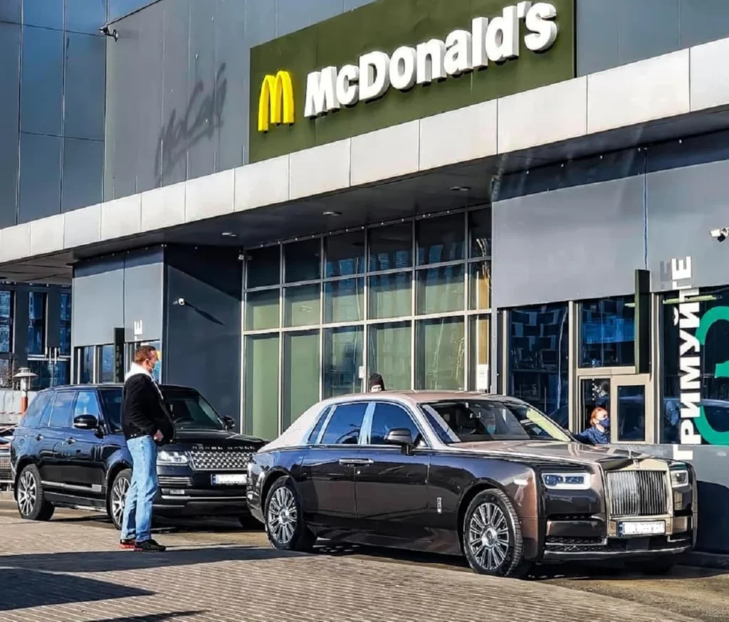 Rolls Royce Phantom у Києві біля МакДональдсу