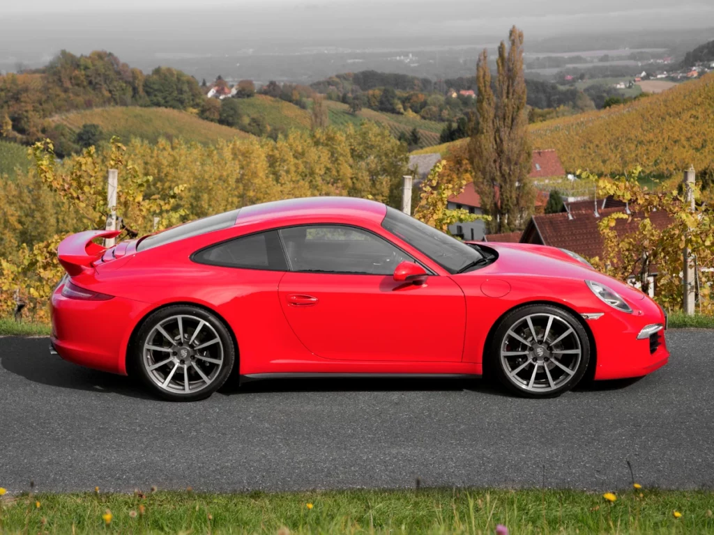 Porsche 911 на дорозі за містом