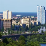 Нові будинки поруч зі старими - Русанівка та Лівобережна у Києві