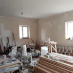 Інструменти та будівельні матеріали в кімнаті для проведення ремонту