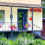 Гарно оформлений вхід в нотаріальну контору