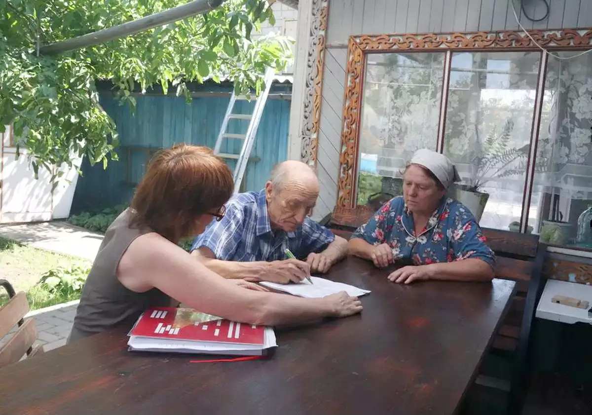 Пенсионеры подписывают документы