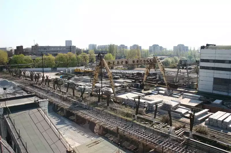 Земельный участок коммерческого назначения, который относится к нежилому зданию