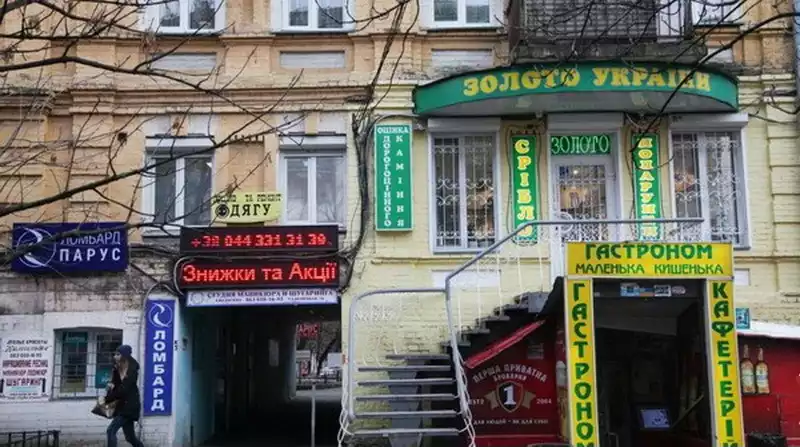 Разные виды помещений на фасаде жилого здания